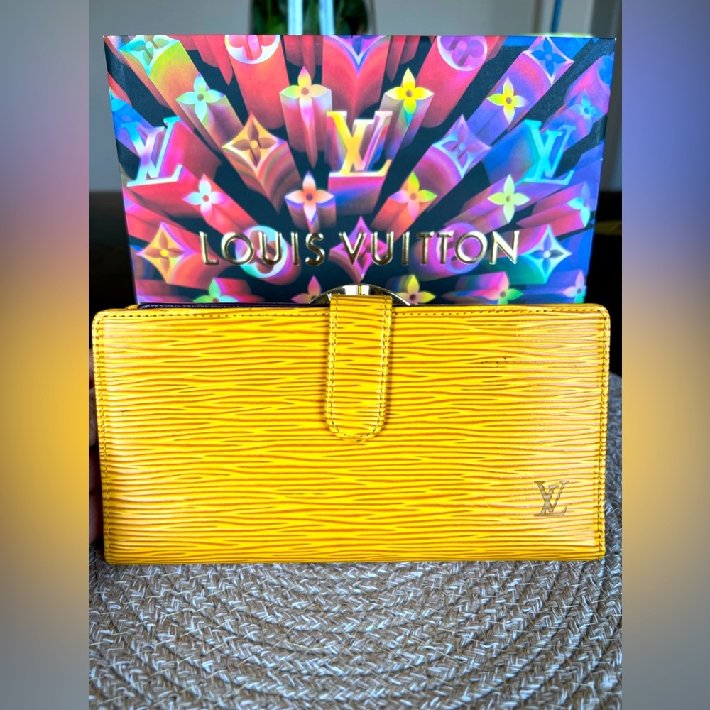 Louis Vuitton epi kisslock wallet